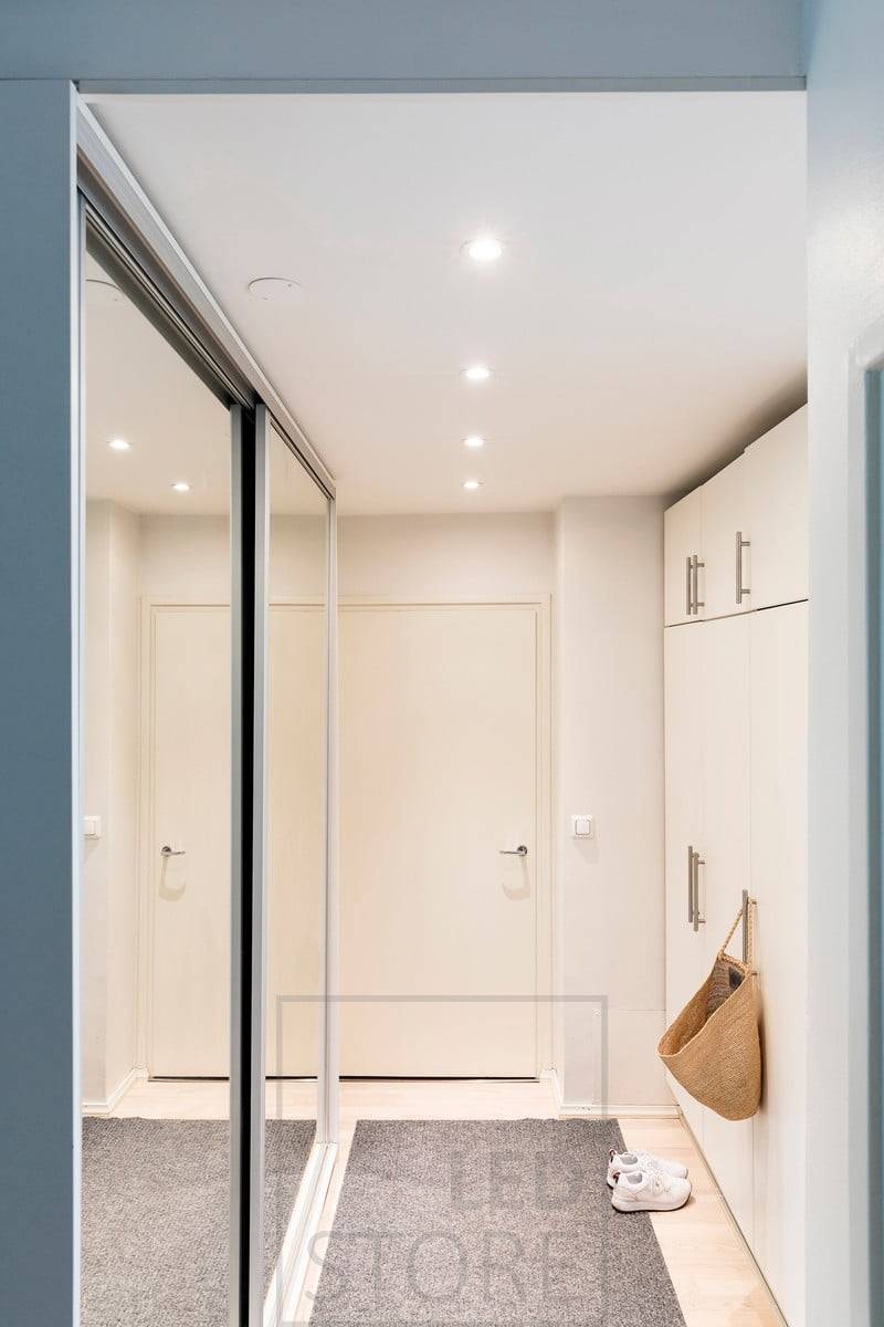 Bodové osvětlení chodby pomocí kulatých 9W reflektorů. Ledstore.fi