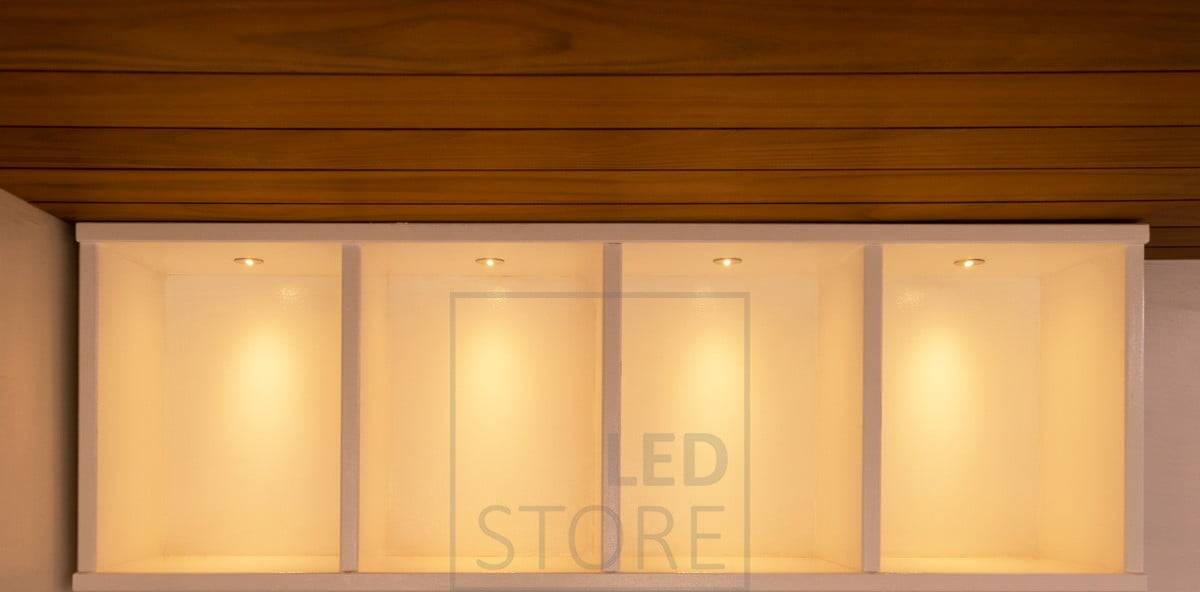 Led hrnec do sauny s úzkým klínem. Spot má úzký klín, z něhož světlo vychází na stěnu a vytváří úzký světelný obrazec, pokud je instalace dostatečně blízko stěny. Ledstore.fi