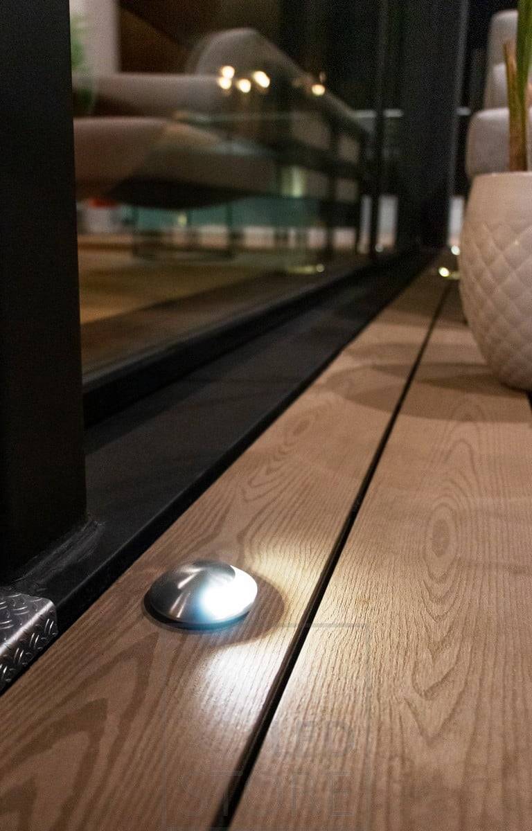 Jednosměrný venkovní reflektor je atmosférické svítidlo, které poskytuje měkké, nepřímé světlo. Ledstore.fi