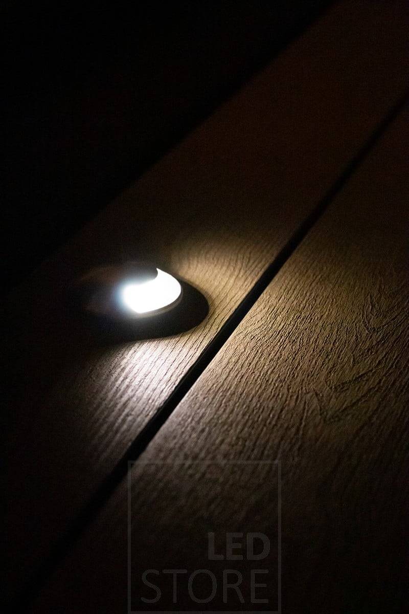 Jednosměrný reflektor je atmosférické svítidlo s měkkým světlem. Ledstore.fi