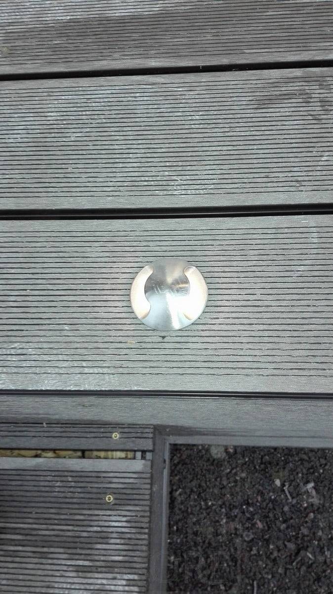 Obousměrný venkovní reflektor zabudovaný do terasy. Nepřímé světlo přes terasu. Ledstore.fi