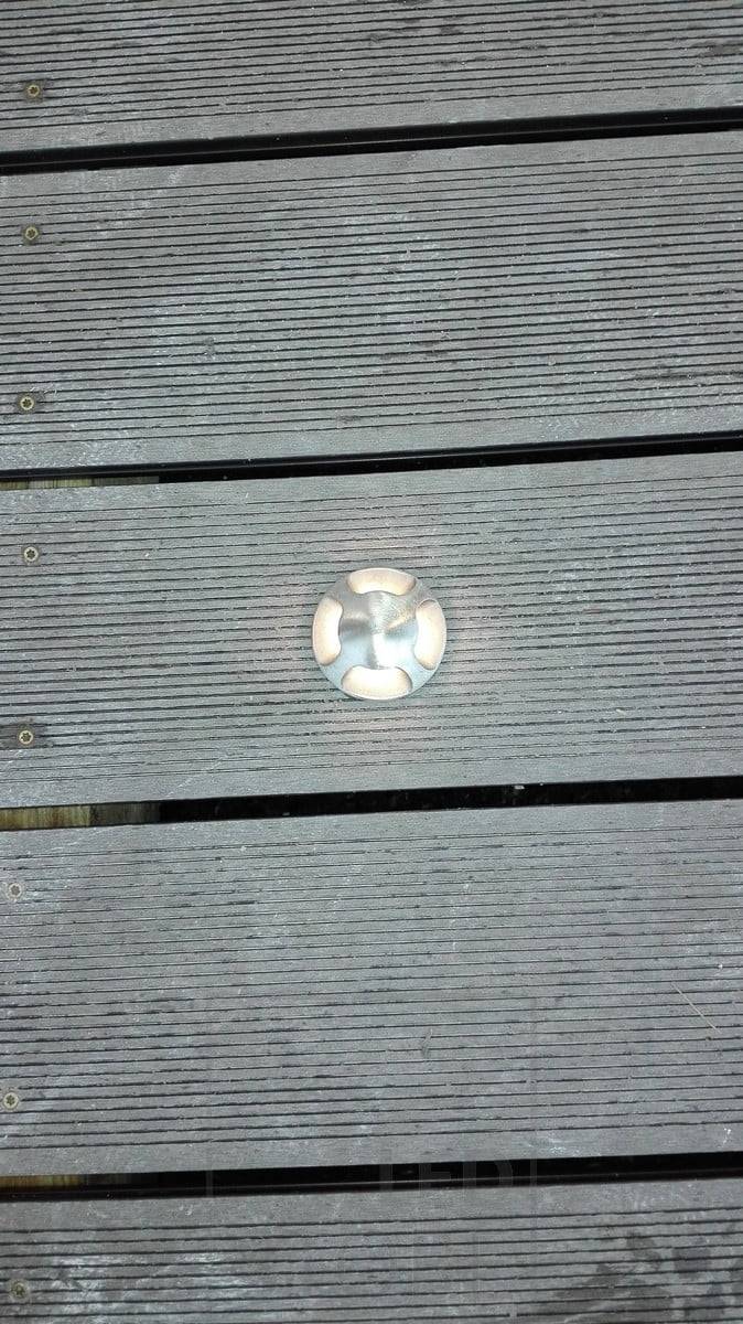 Čtyřcestný osvětlený venkovní reflektor, zapuštěný do terasy. Měkké náladové venkovní osvětlení. Ledstore.fi