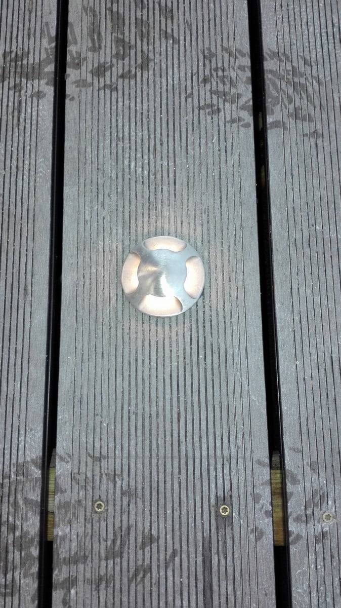 Čtyřcestný osvětlený terasový reflektor vytvářející venku měkké nepřímé světlo. Ledstore.fi