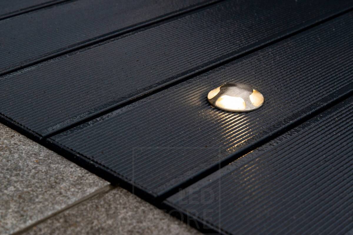 Čtyřcestný venkovní reflektor na terasu. Měkké světlo lampy je příjemné pro oči a působí atmosféricky. Ledstore.fi