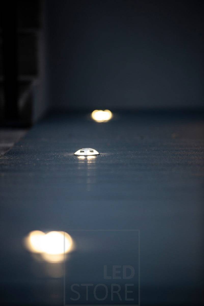 Čtyřcestný osvětlený terasový reflektor. Těleso je vyrobeno z nerezové oceli a svítidlo lze zapustit i do země a dlažby, odolné proti mořské vodě a záplavám. Ledstore.fi