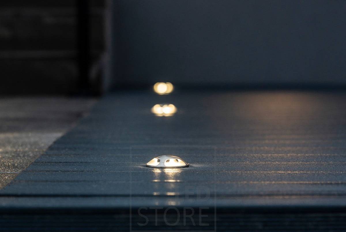 Čtyřcestný osvětlený terasový reflektor. Rám je vyroben z nerezové oceli a lze jej zapustit i do země a dlažby, odolný proti mořské vodě a převrácení. Ledstore.fi