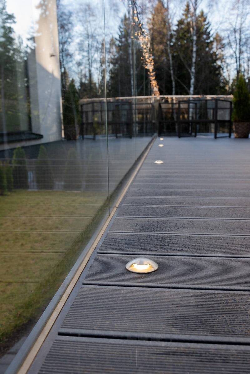 Obousměrně osvětlená místa na terase vedle oken. Svítidla poskytují měkké, nepřímé světlo na terasu. Ledstore.fi