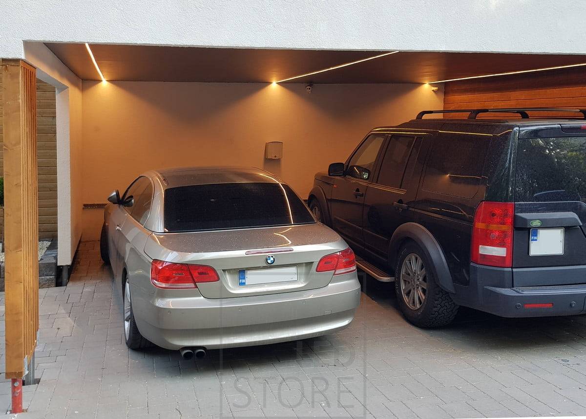 LED pásek na střeše přístřešku pro auto v nízkoprofilovém povrchu. Umístěný tak, aby světlo nekončilo na střeše vozu, ale osvětlovalo boky vozu, takže světlo je tam, kde je potřeba. Ledstore.fi