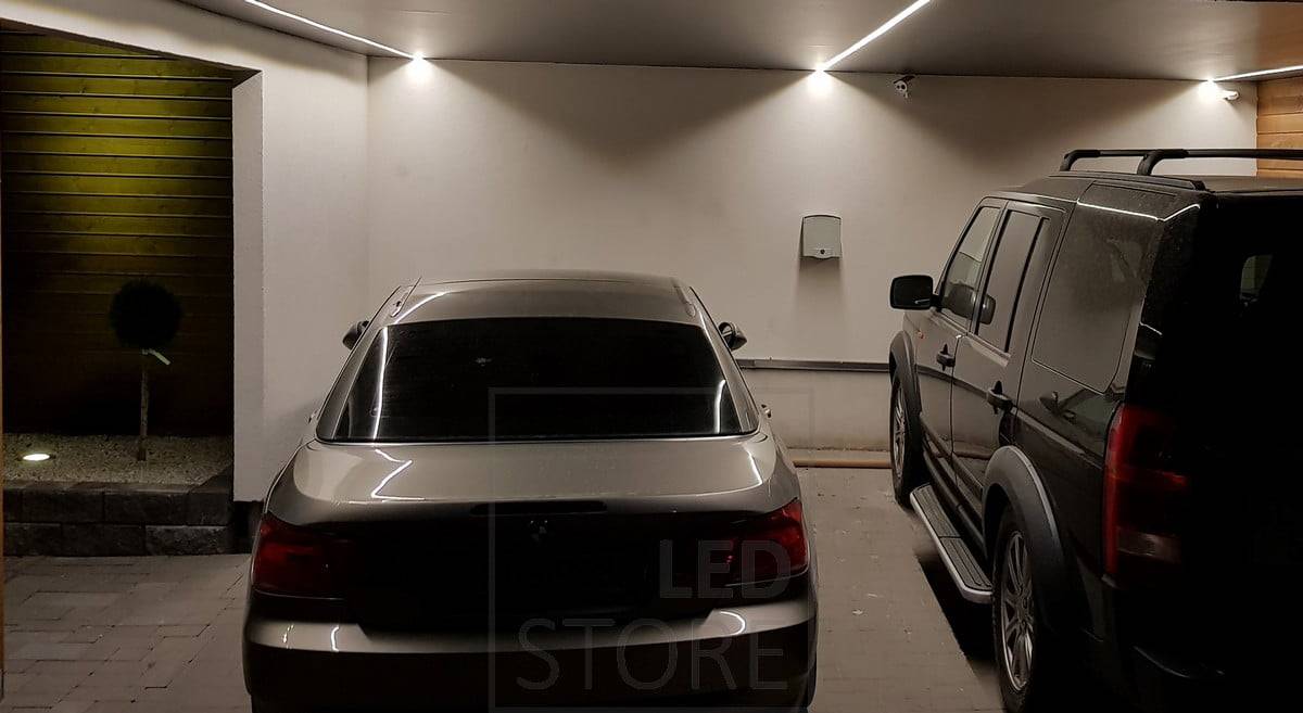 Přístřešek pro auto vedl pásek v nízkoprofilovém povrchu. Umístěný tak, aby světlo nekončilo na střeše vozu, ale osvětlovalo boky vozu. Ledstore.fi