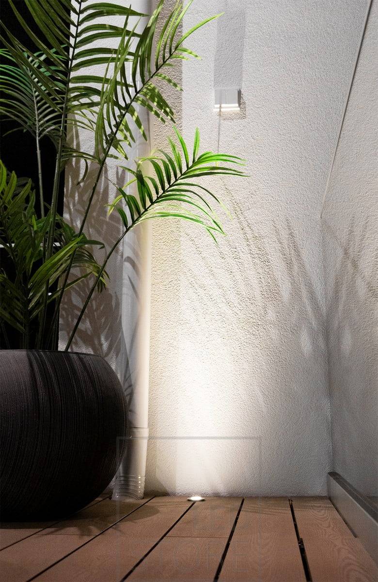 3W květináč na terasu, svítí směrem nahoru přes zeď a zvýrazňuje rostlinu. Terasové reflektory směřující vzhůru by měly být umístěny v blízkosti reflexního povrchu, aby nedocházelo k oslnění. Ledstore.fi