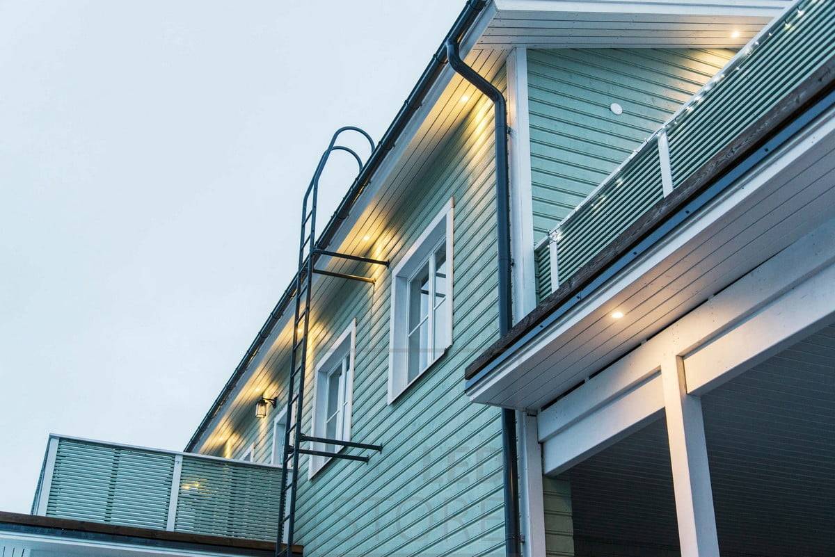 Venkovní osvětlení fasády pomocí reflektorů umístěných v okapu. Ledstore.fi