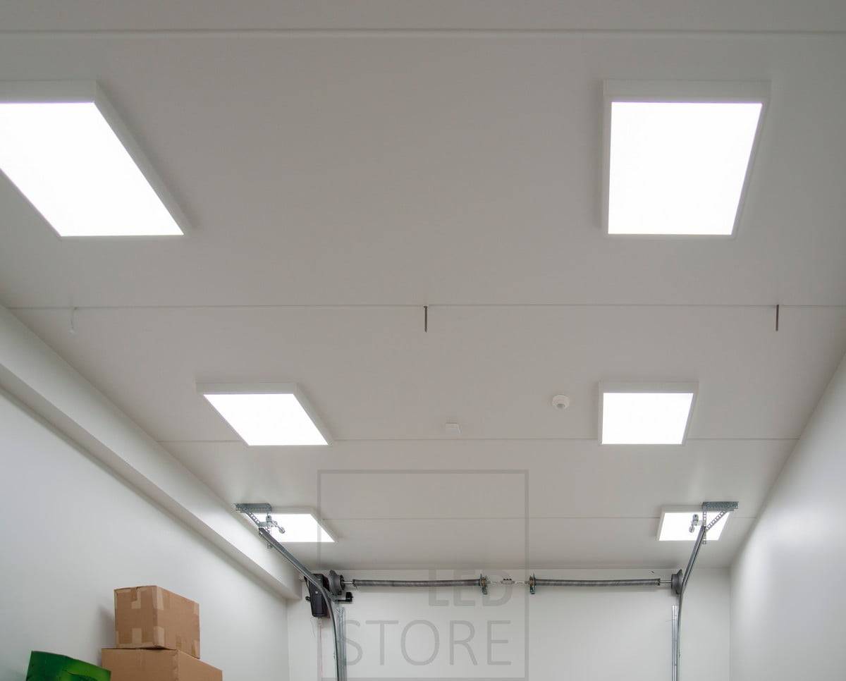 panely o rozměrech 60 × 60 cm na stropě přinášejí do skladu účinné celkové osvětlení. Ledstore.fi