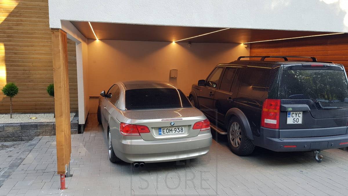 Střecha přístřešku na auto s LED pásky v úzkém povrchovém profilu. Ledstore.fi