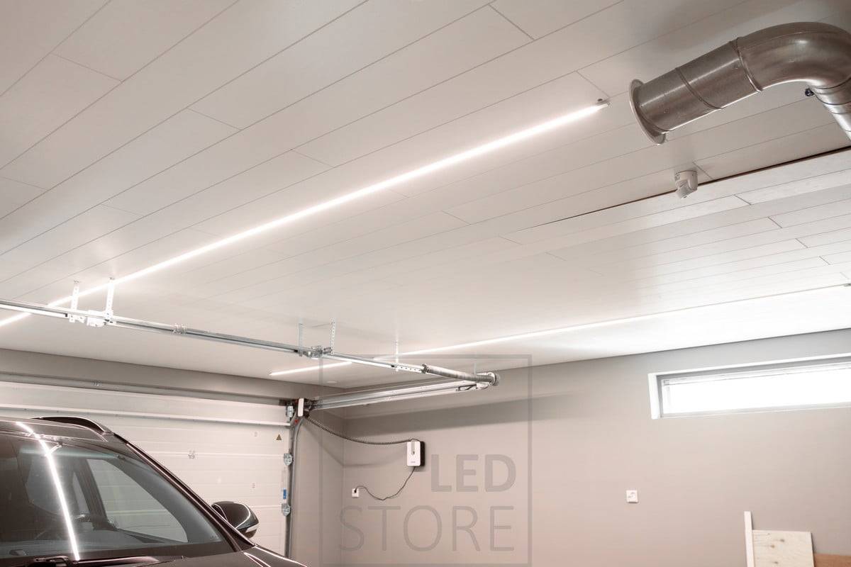 Led pásy na povrchových profilech střechy garáže. Ledstore.fi