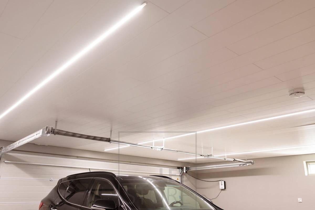 Led pásky v úzkých povrchových profilech na střeše garáže. Ledstore.fi