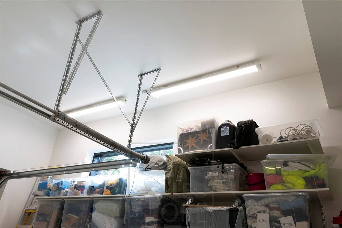 Svítidla Jana na stropě skladu účinně osvětlují prostor. Ledstore.fi