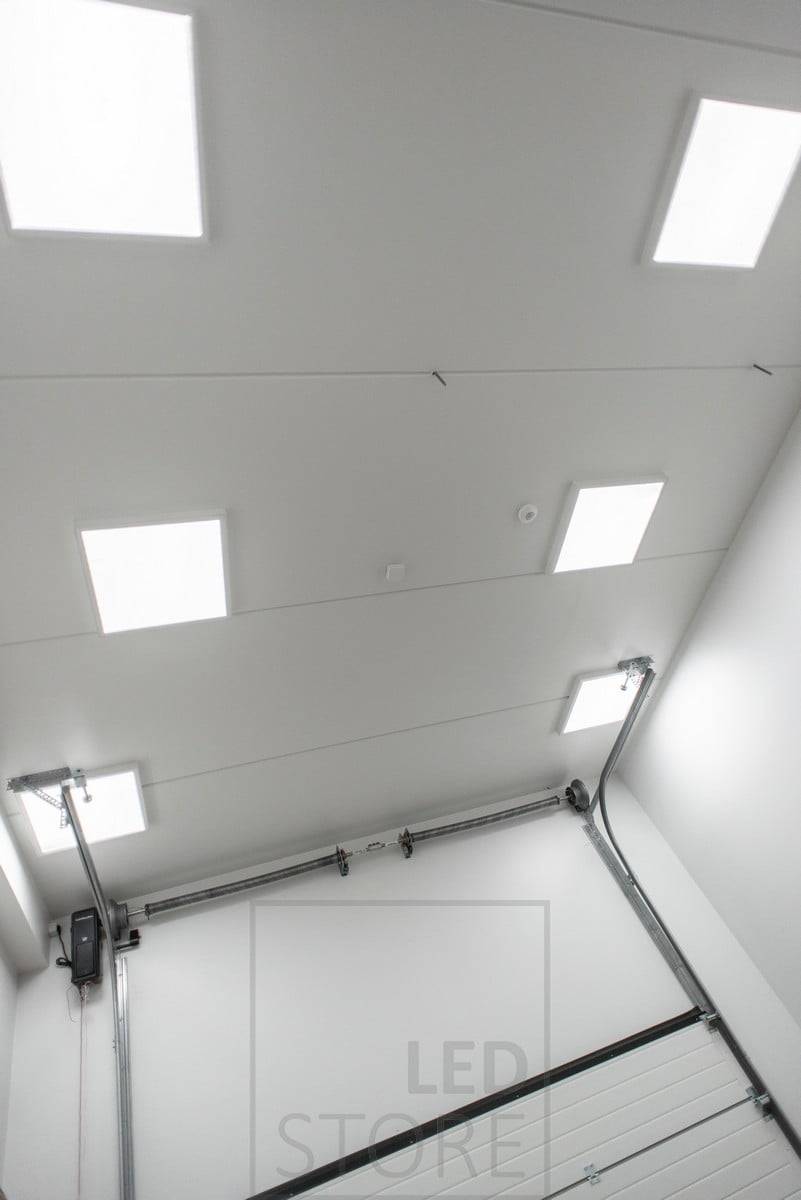 Velká panelová svítidla o rozměrech 60 × 60 cm v povrchových rámech na stropě, která poskytují rovnoměrné a účinné osvětlení. Ledstore.fi