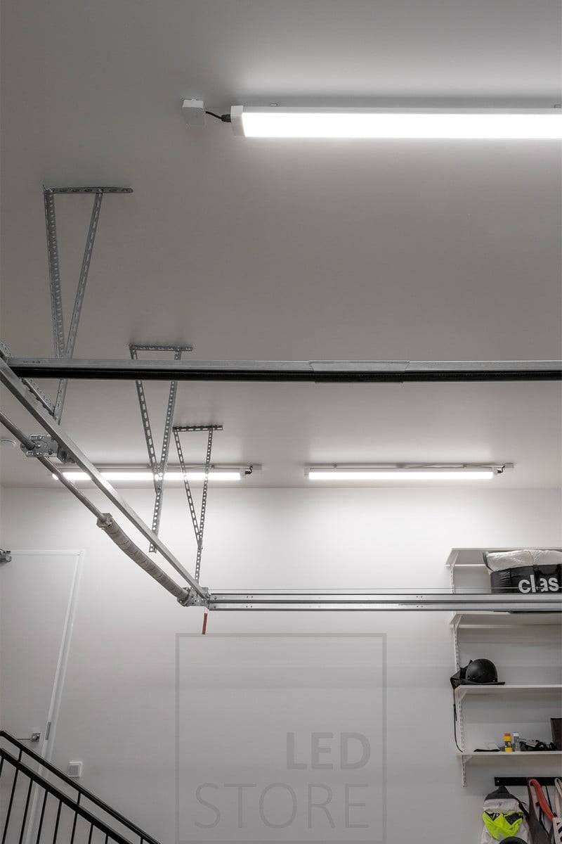 Jana lampy na stropě. Svítidlo je účinné a teplota barvy světla je 3500 K. Ledstore.fi