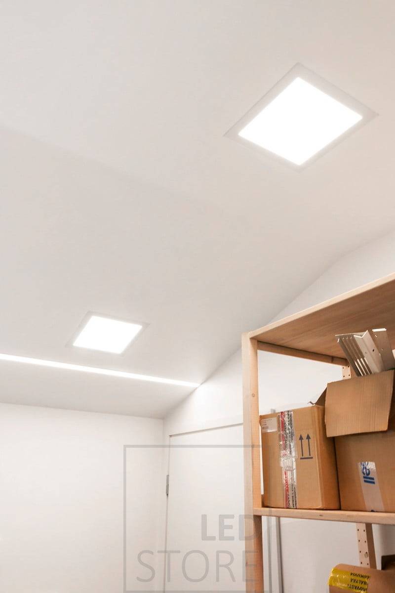 Zelené pozadí a bílý čtverec s nápisem "LED STORE" tučnými bílými velkými písmeny, který představuje hnutí LED osvětlení.