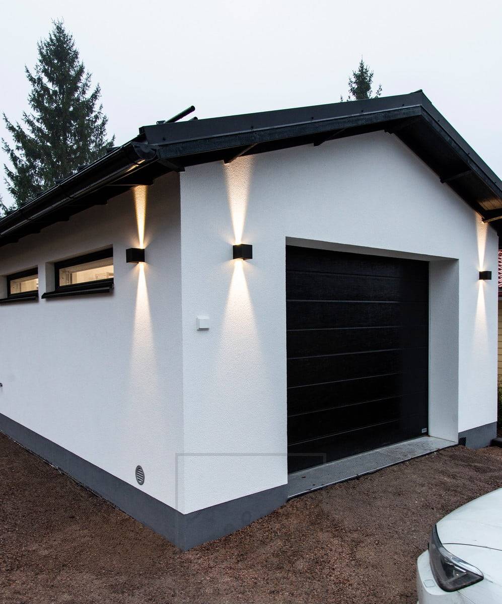 Nástěnná svítidla FUNK osvětlující stěnu skladu ve dvou směrech. Ledstore.fi