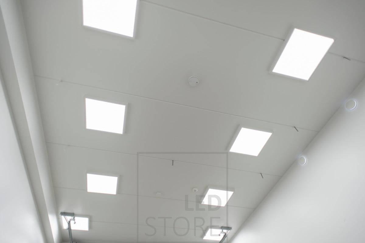 Velké panely o rozměrech 60 × 60 cm na stropě, které přivádějí do prostoru účinné a rovnoměrné celkové světlo. Ledstore.fi