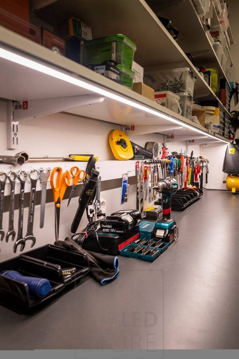 Led pásek na spodní straně regálu pro osvětlení pracovního místa ve skladu. Ledstore.fi