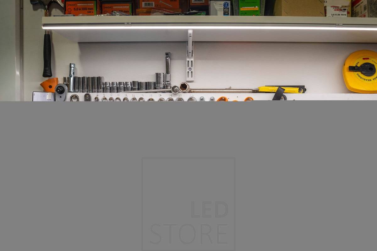 Led pásek na spodní straně police pro osvětlení pracovní stanice a nářadí. Ledstore.fi