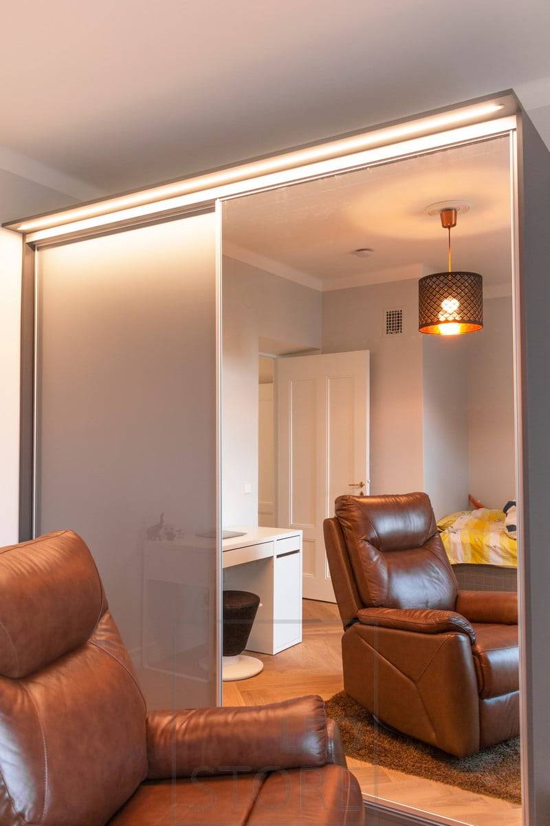 Skříňka postavená na horní části skříně s vloženou led páskou v zapuštěném profilu. Funguje jako vynikající lampa a osvětluje skříň a její obsah. Ledstore.fi