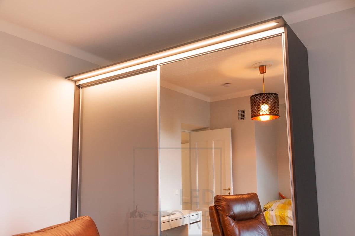 Skříňka s vestavěným boxem s vestavěným led páskem v zapuštěném profilu. Funguje jako vynikající lampa a osvětluje skříňku a její obsah. Ledstore.fi