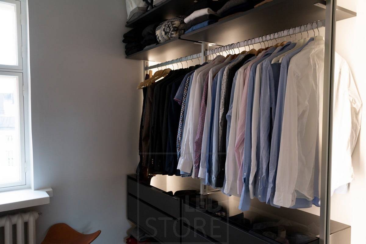 Led pásek osvětlující nepřímé světlo v otevřené skříni. Ledstore.fi