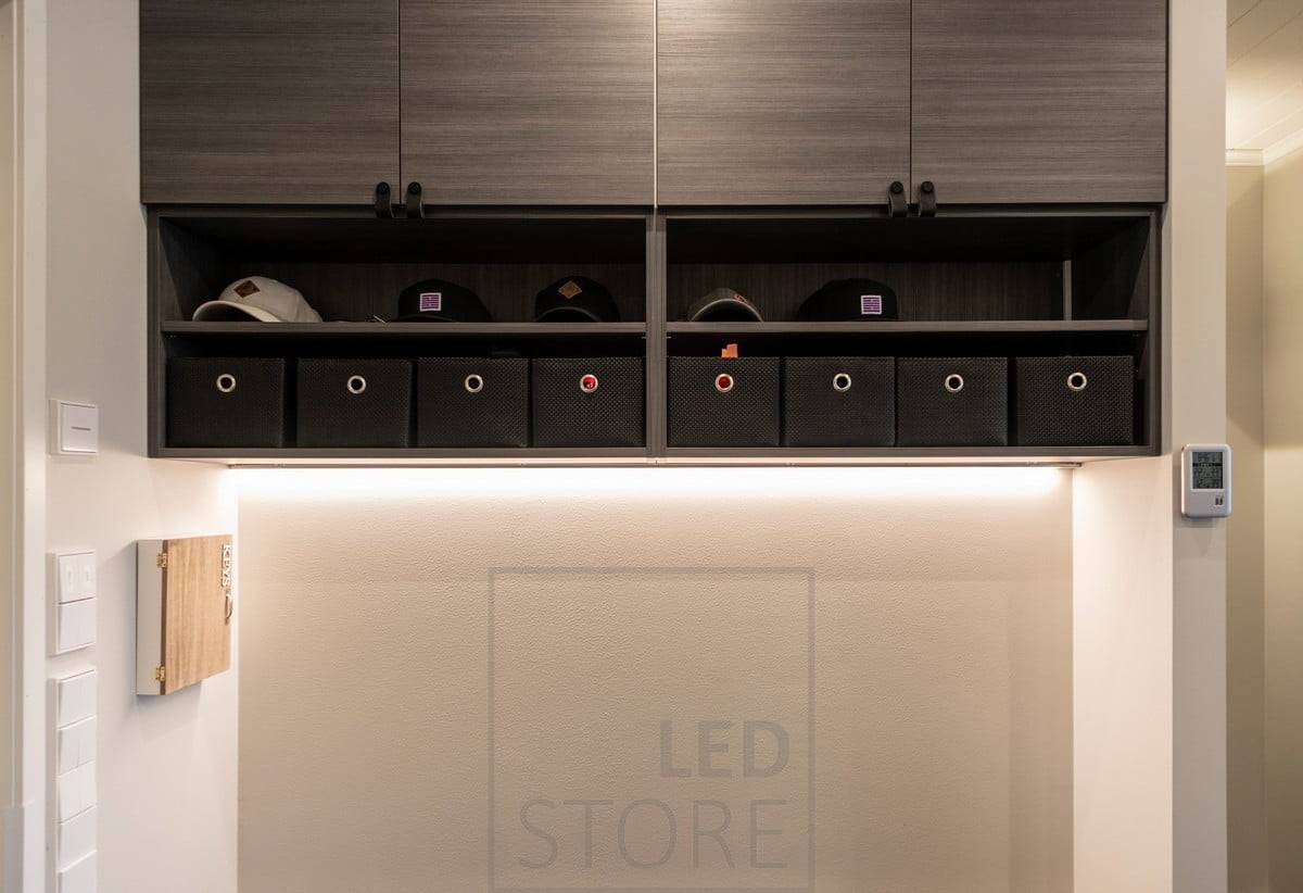 LED pásek namontovaný na podstavci nástěnné skříně pro nepřímé osvětlení prostoru. Ledstore.fi