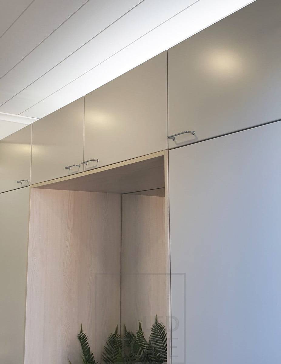 Horní pás LED nepřímo osvětluje prostor nad skříní. Ledstore.fi