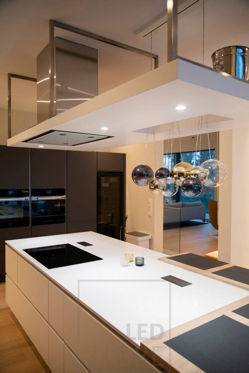Osvětlení kuchyňského ostrova realizované pomocí reflektorů. Ledstore.fi