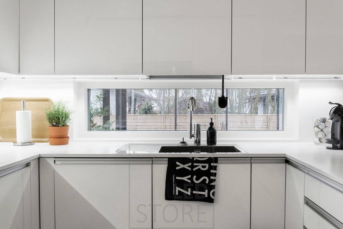 Led pásek na spodní straně skříněk dobře a rovnoměrně osvětluje pracovní desku. Ledstore.fi