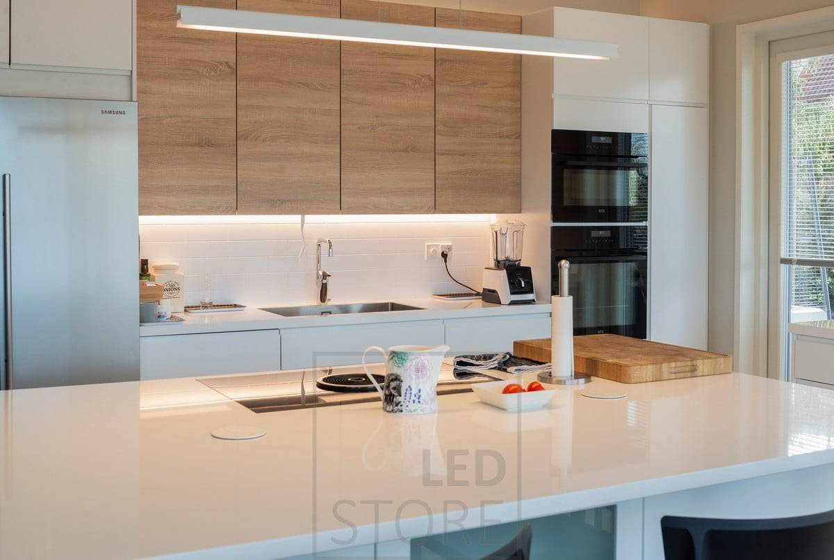 Světelný LED pásek ve spodní části skříněk jako pracovní světlo. Ledstore.fi