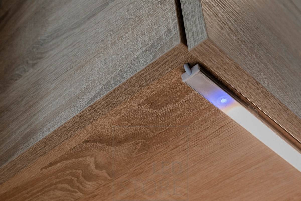 Detailní záběr jističe, který se montuje na vedené profily. S vypínačem i stmívačem. Ledstore.fi