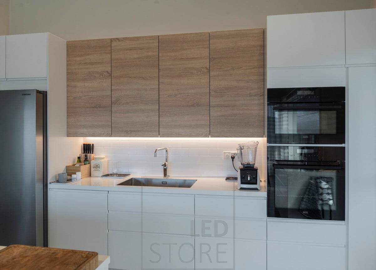 Prostor mezi vysokými skříňkami v kuchyni je osvětlen led páskem. Ledstore.fi