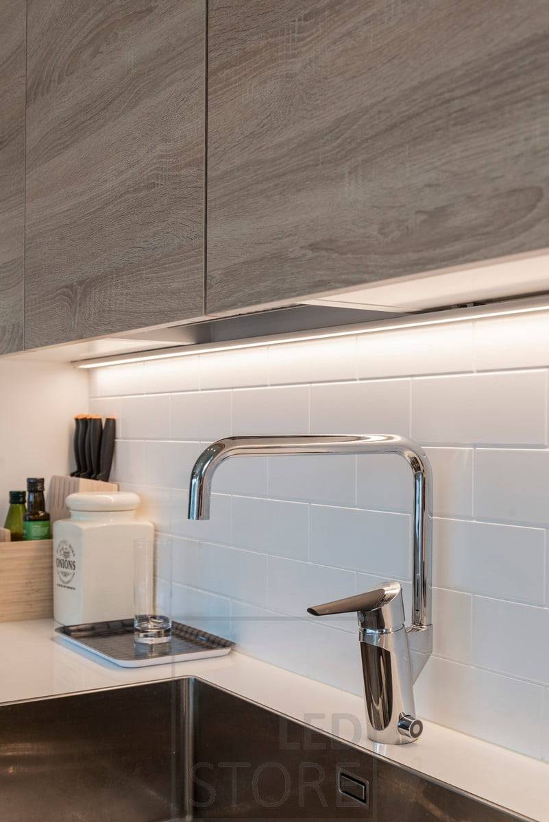Pracovní osvětlení s led páskem v širokém povrchovém profilu. Ledstore.fi