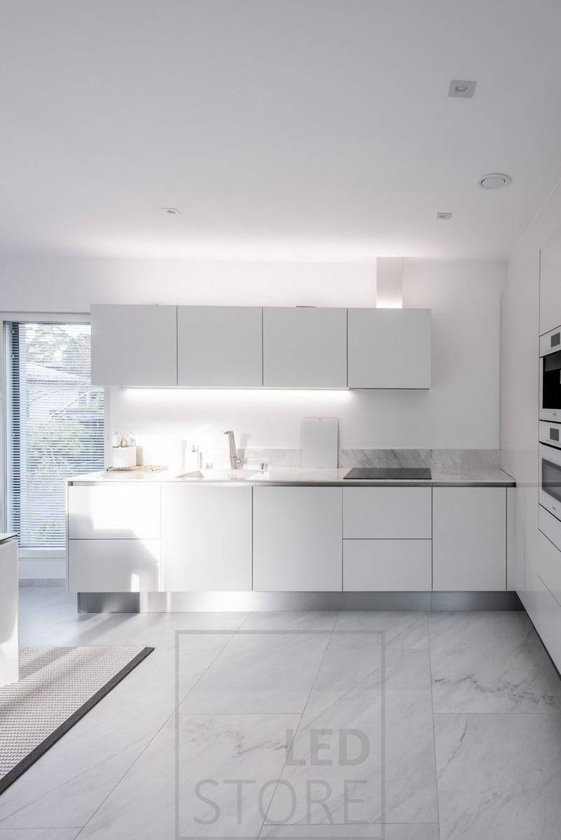 V kuchyni led profil namontovaný na spodní části skříňky a další led profil poskytující nepřímé světlo na horní části skříňky. Ledstore.fi