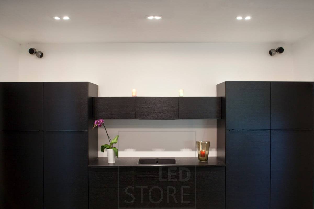 V kuchyni je na stropě skvrna. Ledstore.fi