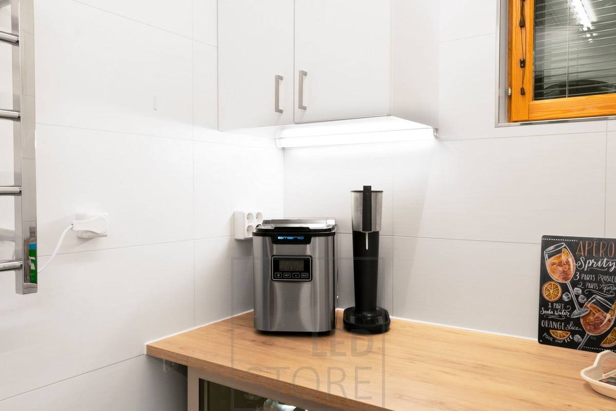 LED pásek v rohovém profilu základny kuchyňské linky. Ledstore.fi