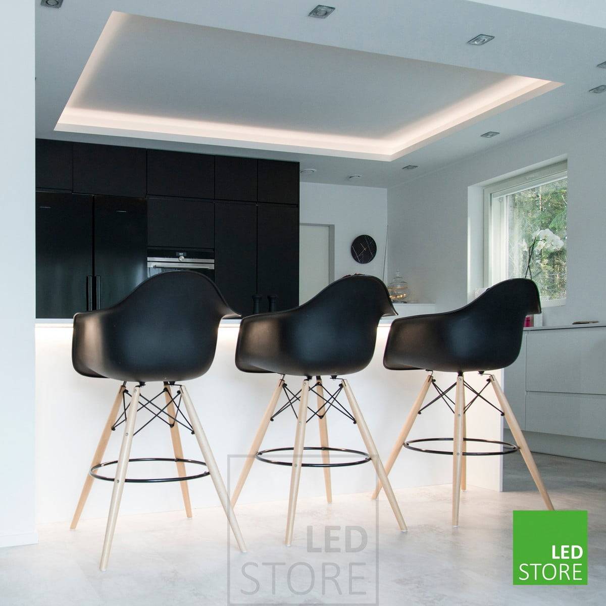 Na stropě kuchyně je po obvodu ovinut pásek LED, který vytváří nepřímé osvětlení. Svítidla Downlight na okrajích kruhu a LED pásek na ostrůvku jako náladové osvětlení v rovném boxu. Ledstore.fi