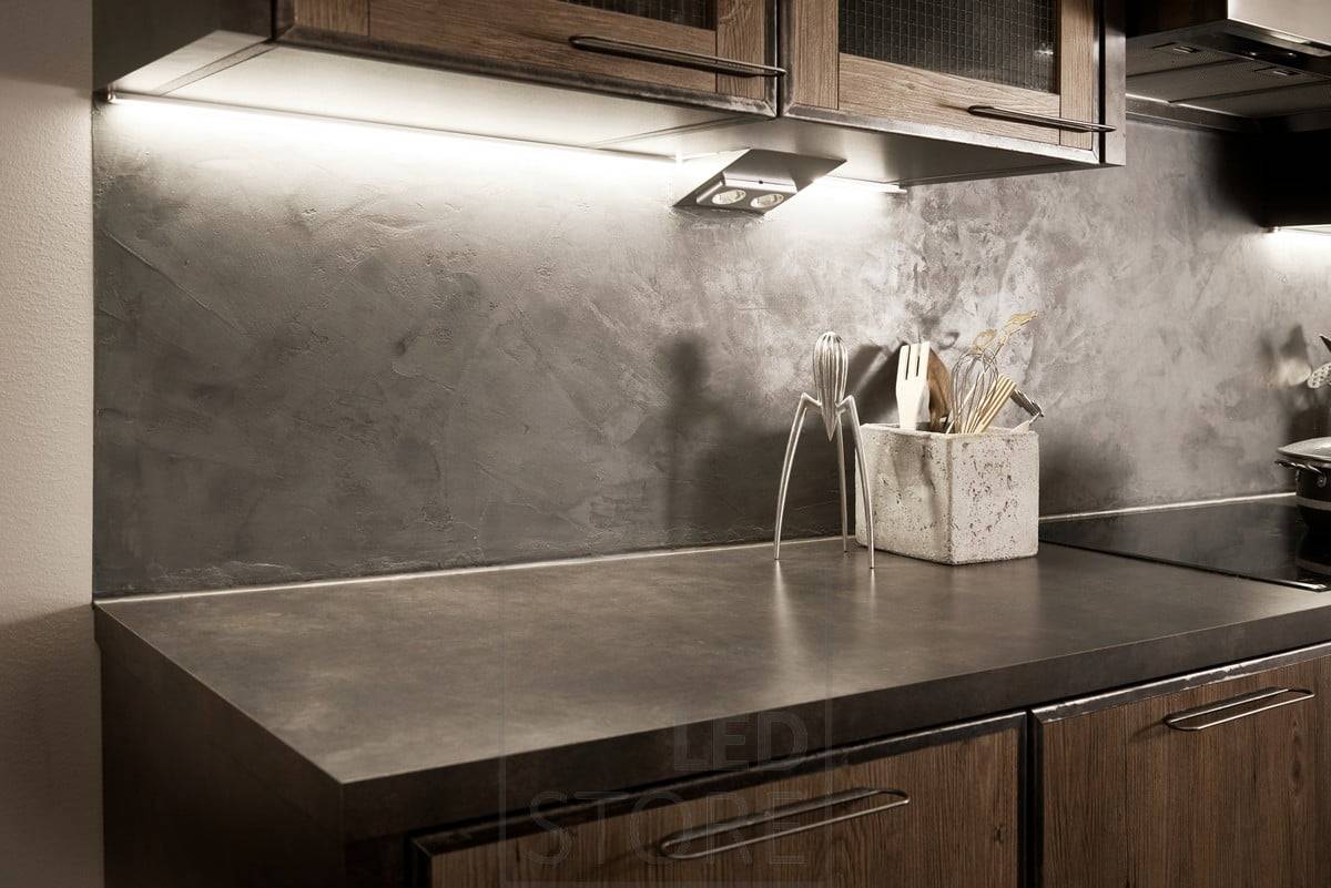 Osvětlení kuchyňské pracovní desky s led páskem v rohovém profilu. Ledstore.fi