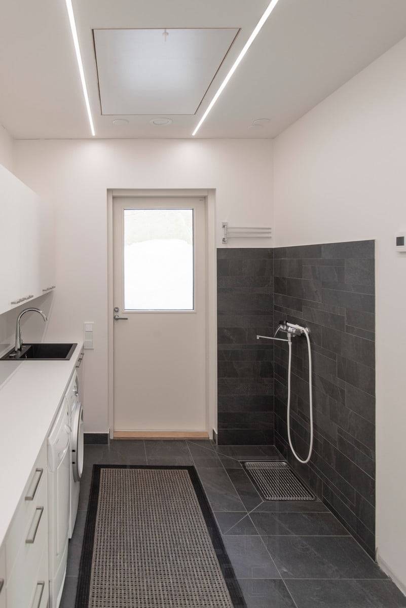 LED pásky v nástěnných profilech osvětlující technickou místnost. Ledstore.fi