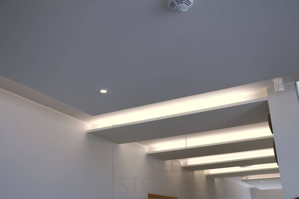 Stropní svítidla s led pásky, osvětlení vytváří v prostoru náladové osvětlení. Ledstore.fi