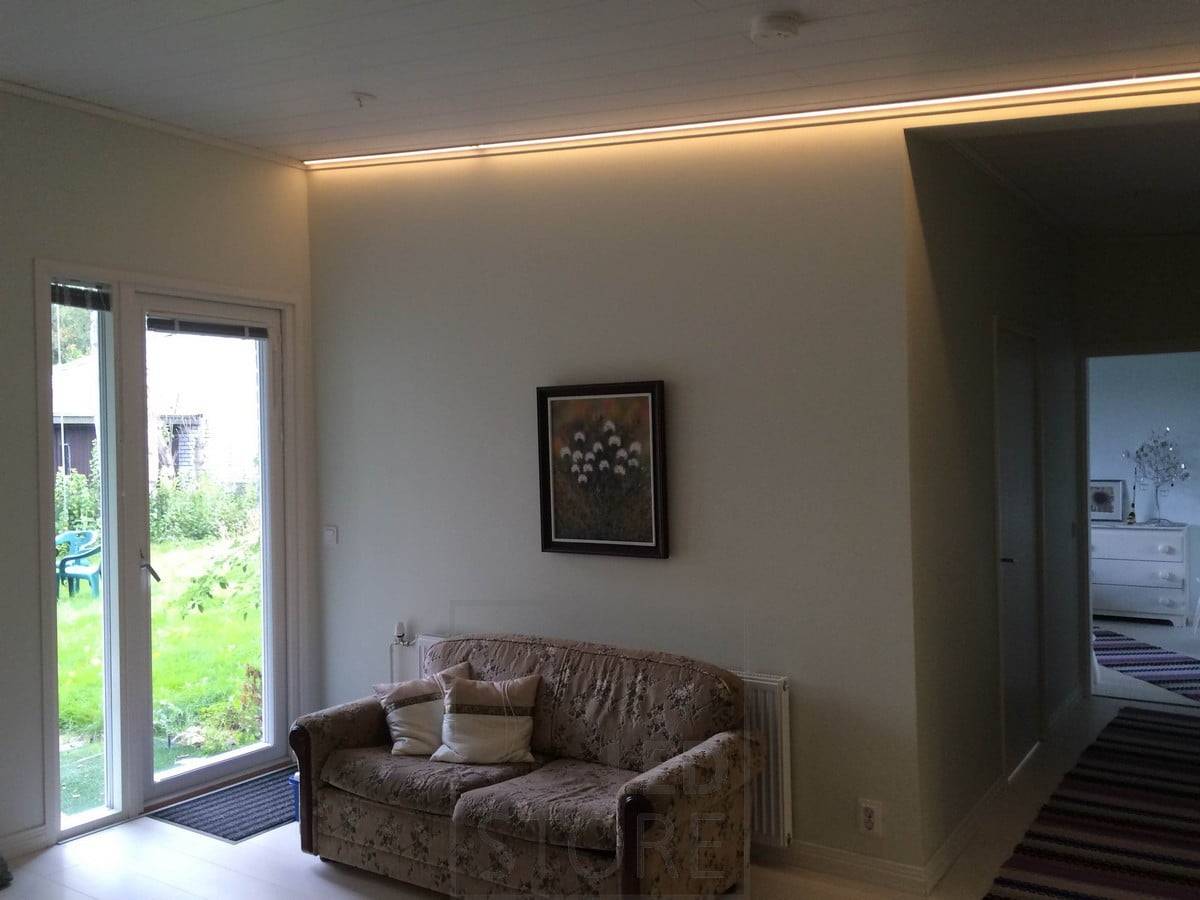 Led pásky na okrajích prostoru, které osvětlují obývací pokoj atmosférickým světlem. Ledstore.fi