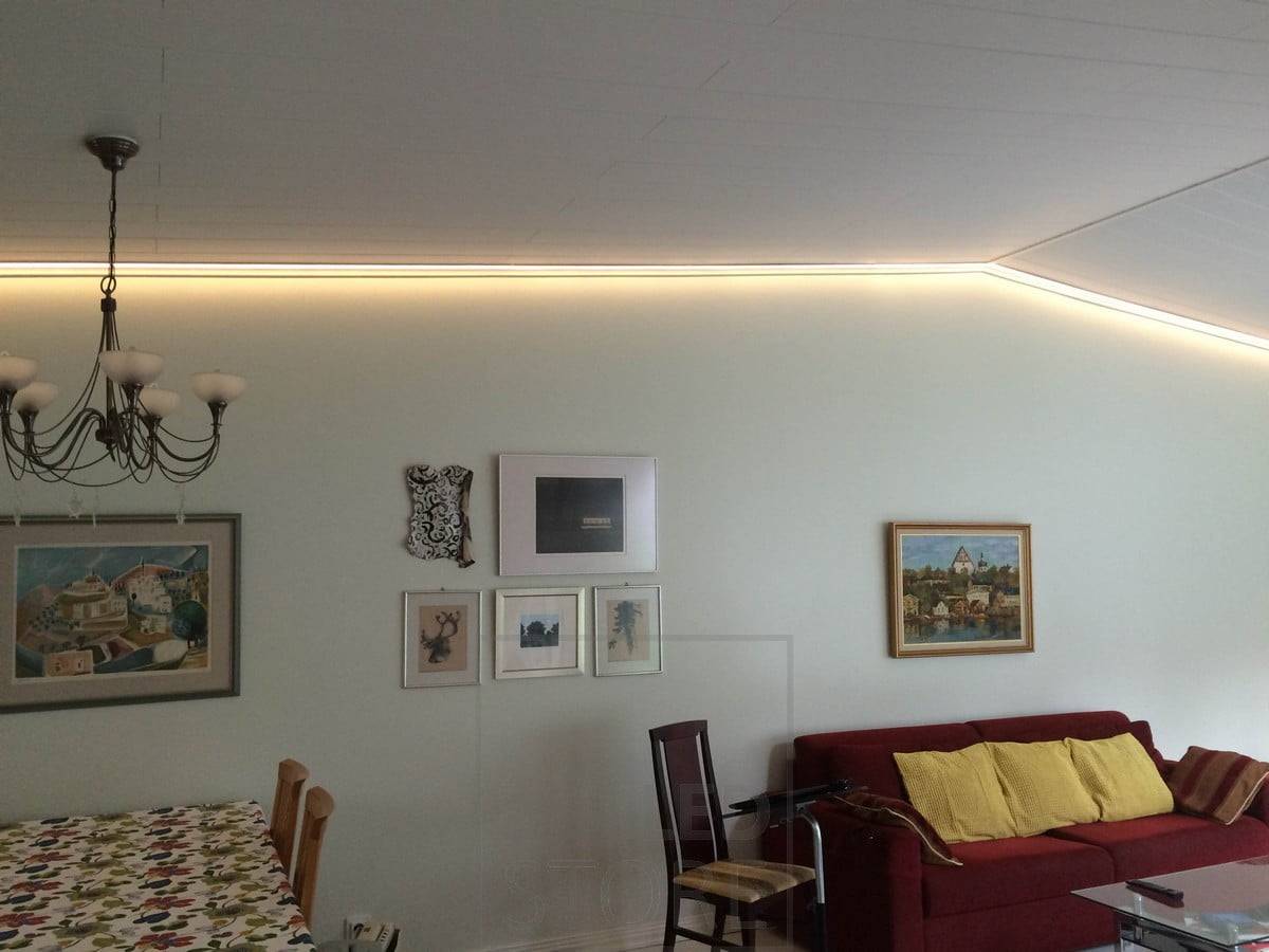 Led pásek podél okrajů místnosti, který osvětluje obývací pokoj atmosférickým světlem. Ledstore.fi