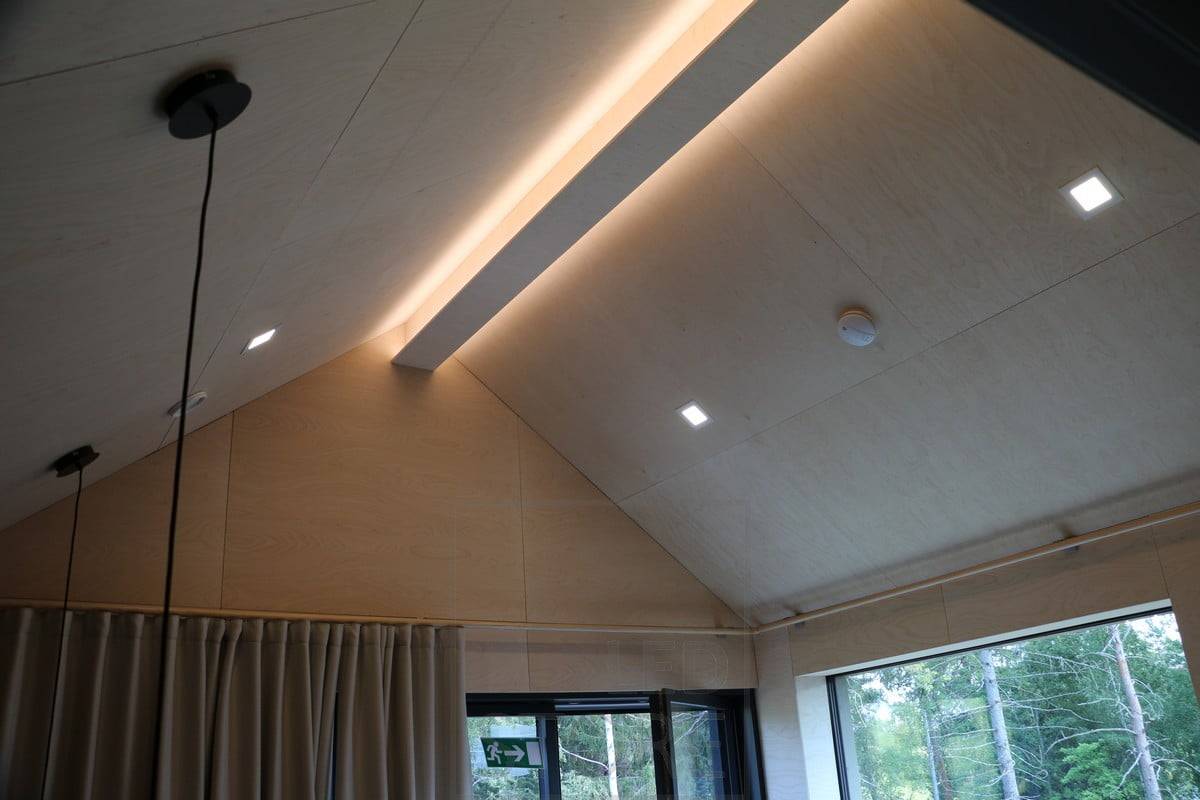 Led pásek na šikmém stropě pro zvýraznění vzoru stropu a vytvoření náladového osvětlení. Celkové osvětlení zajišťují další panelová svítidla. Ledstore.fi