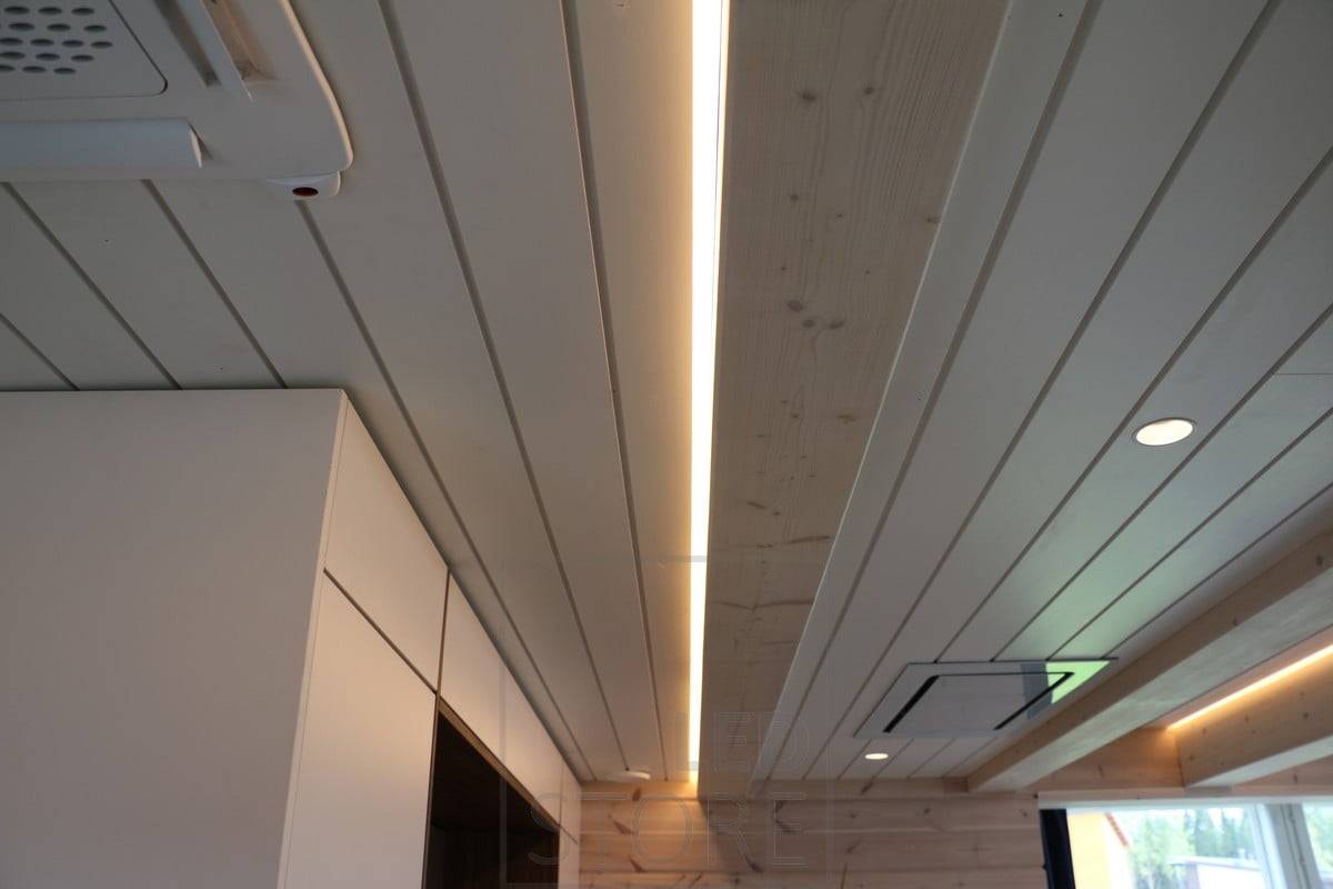 Lišta je krásně zvýrazněna LED páskem umístěným na rohovém profilu. Ledstore.fi