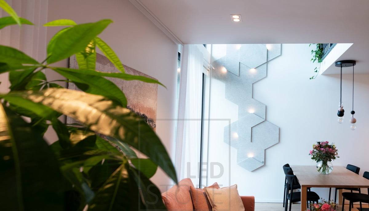 Vestavná bodová světla ve stropě pro celkové osvětlení obývacího pokoje a osvětlení interiéru. Ledstore.fi